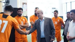 رئیس فدراسیون فوتبال سمت مردم ایستاد