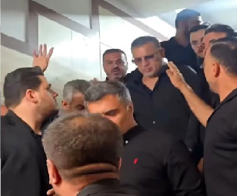 ازدحام شدید هنگام ورود علی دایی به مراسم ختم اکبر عبدی!
