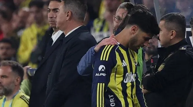 لحظه خروج مارکو اسنسیو از زمین به دلیل مصدومیت در دربی فنرباغچه و بشیکتاش