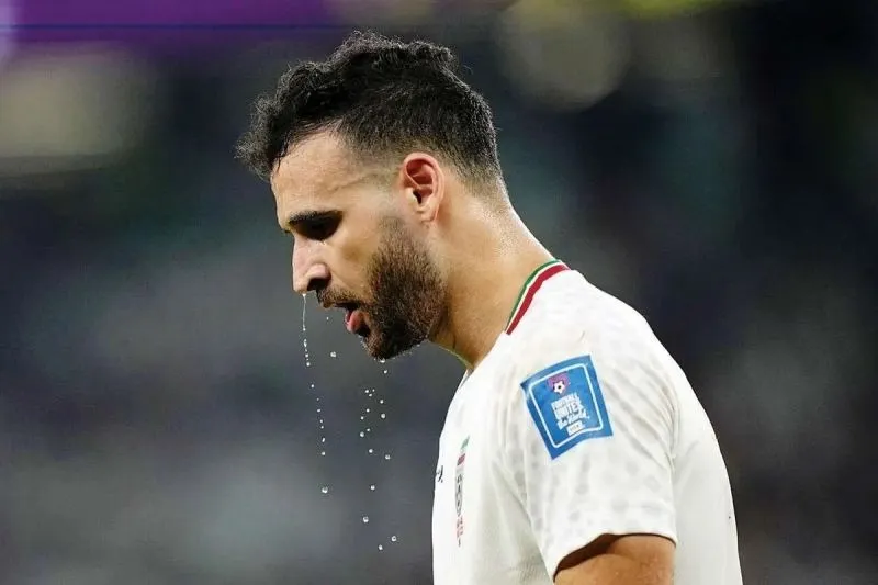 نمای نیم&zwnj;رخ از احمد نوراللهی با پیراهن سفید تیم ملی فوتبال ایران در مسابقه&zwnj;ای رسمی