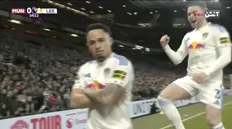 شادی پس از گل نوآه اوکافور بازیکن لیدز در بازی مقابل منچستریونایتد دقیقه ۵