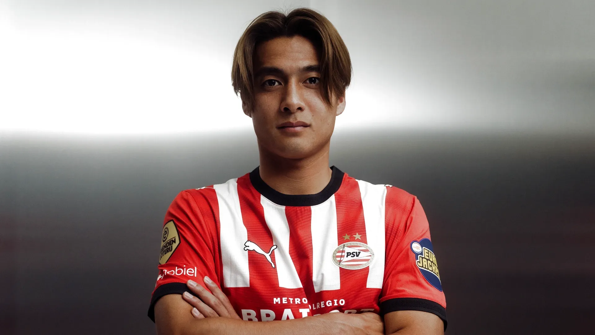 تصویر رسمی معارفه کودای سانو، هافبک ژاپنی جدید باشگاه پی&zwnj;اس&zwnj;وی آیندهوون (PSV Eindhoven)، با پیراهن راه&zwnj;راه قرمز و سفید این تیم