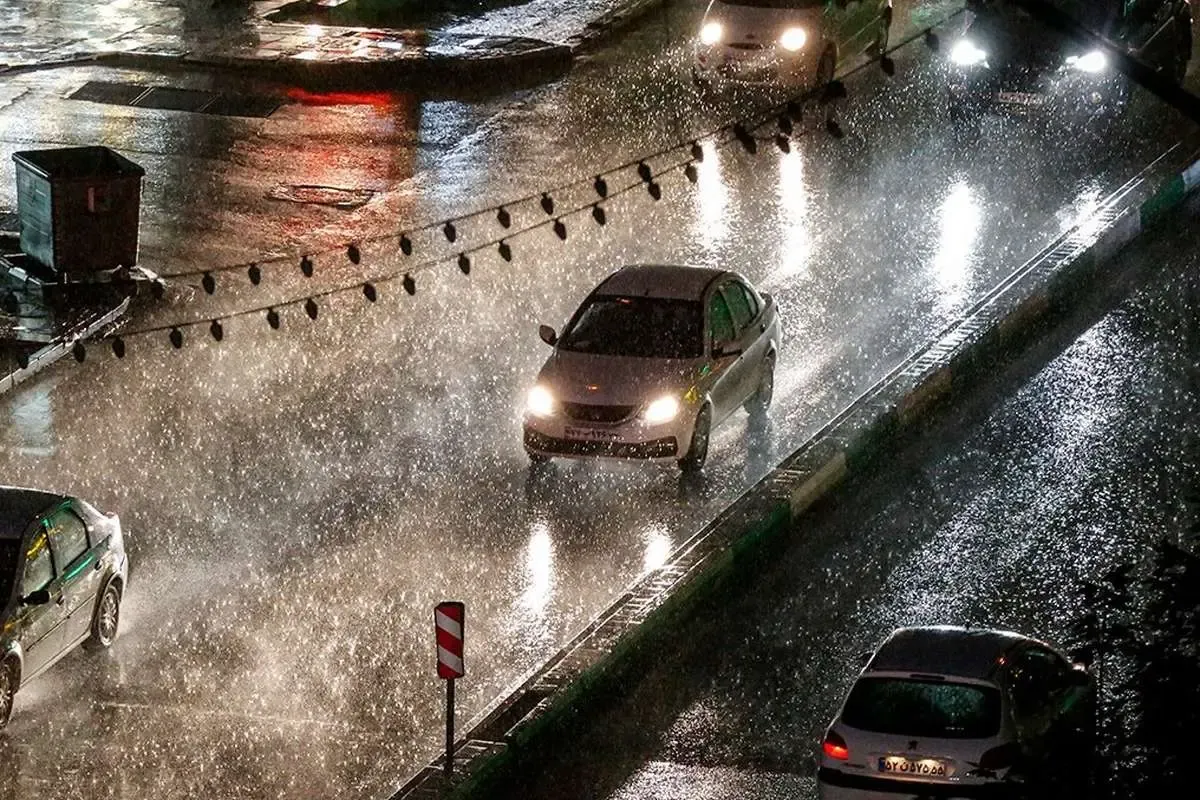 ماشین در هوای بارونی شب