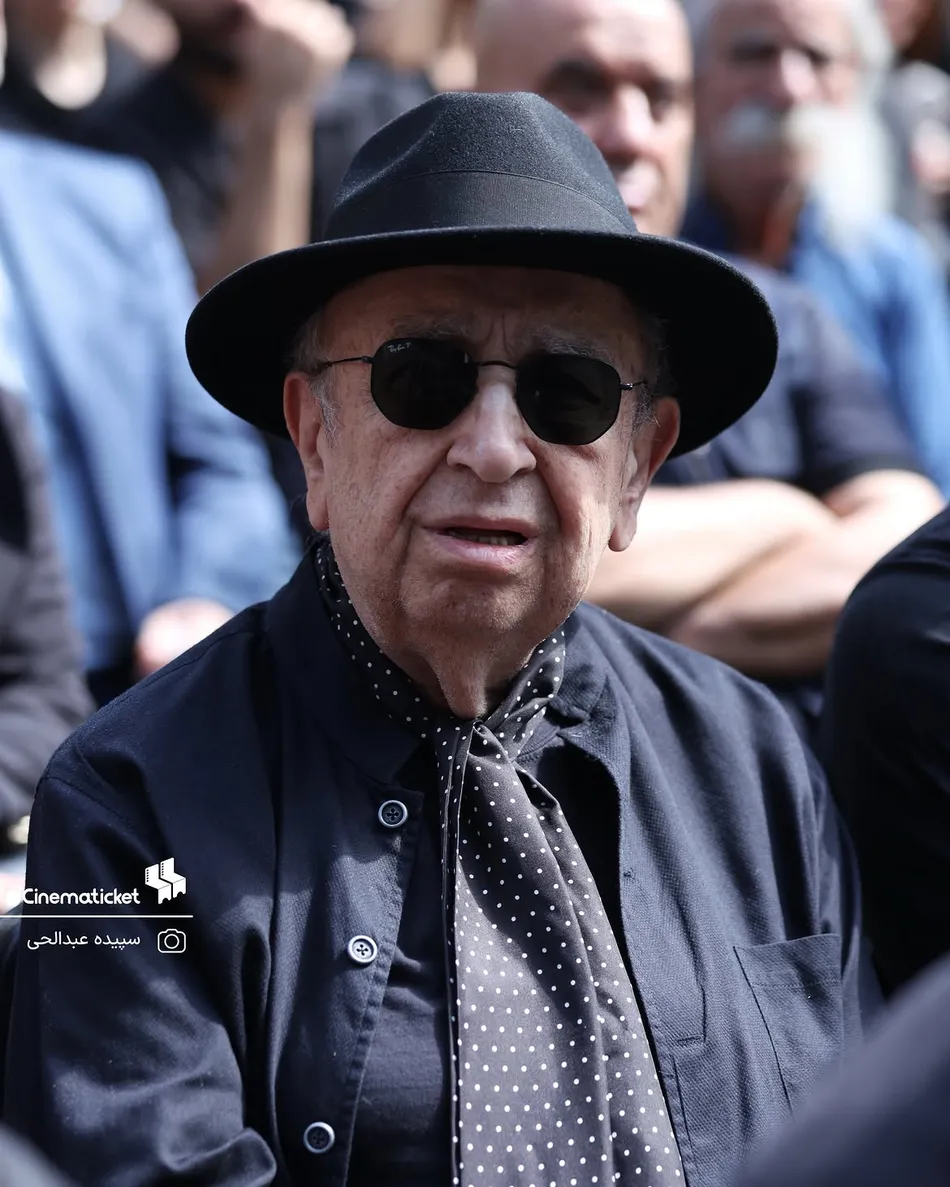 هنرمندان در مراسم تشییع اکبر عبدی