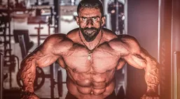 شوخی جالب مجری تلویزیون با بدن هادی چوپان