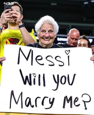 تصویر خبر خواستگاری یک پیرزن از لیونل مسی!