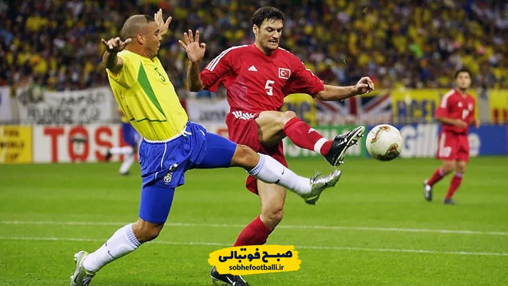 رونالدو نازاریو در نبرد با آلپای اوزالان مدافع ترکیه در نیمه‌نهایی جام جهانی ۲۰۰۲